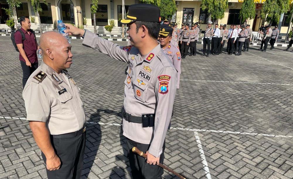 Kapolres Situbondo AKBP Rezi Dharmawan menyiramkan air kepada Kasubbag Dalprogar Bag Ren Polres Situbondo AKP Teguh Julistijo, di halaman Mapolres, Rabu (30/4).