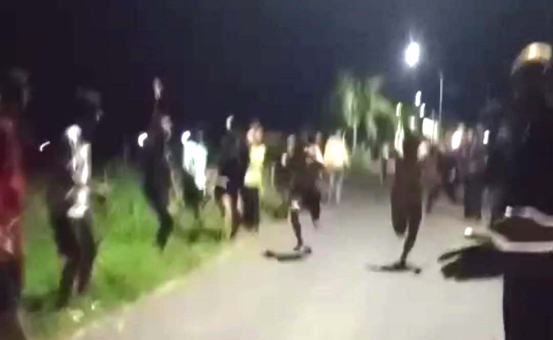 AKTIVITAS MALAM: sejumlah pemuda dari berbagai desa sedang melakukan lomba lari di jalan Desa Seletreng, Kecamatan Kapongan, Rabu (29/4).
