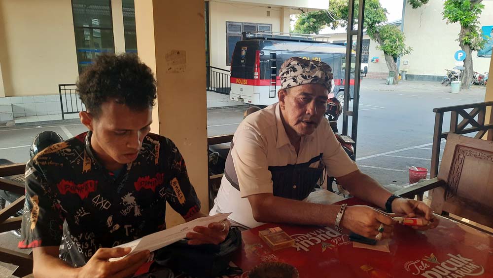 KORBAN PELECEHAN: Pengacara Situbondo Ricky Ricardo, S.H, menunjukkan bukti laporan di Mapolres Situbondo, Rabu (30/4)