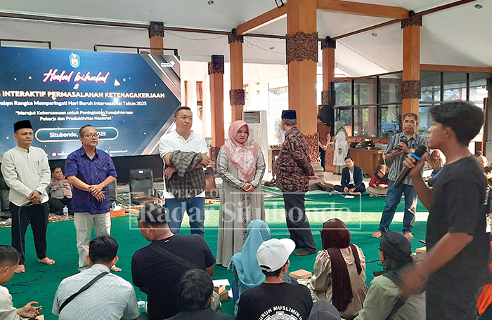 Bupati Situbondo Yusuf Rio Wahyu Prayogo bersama Wakil Bupati Situbondo ulfiyah berdialog dengan salah satu perwakilan buruh.