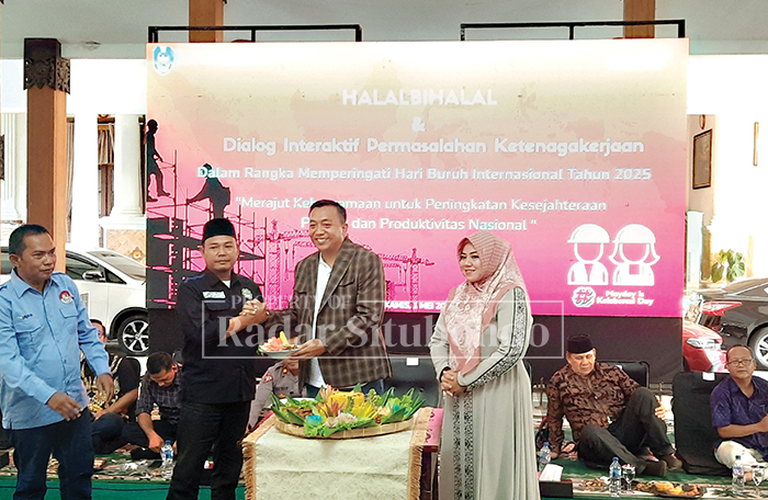 Bupati Situbondo, Yusuf Rio Wahyu Prayogo bersama Wakil Bupati, ulfiyah dan Ketua DPC SARBUMUSI, Lukman Hakim memotong tumpeng dalam peringatan Hari Buruh di pendapa Kabupaten, kemarin (1/5).