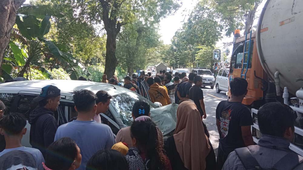 Warga berkerumun di TKP kecelakaan truk dan minibus di Kendit Situbondo.