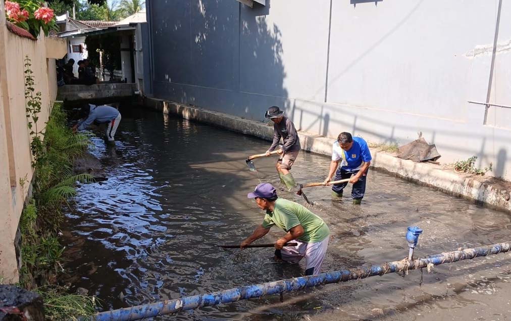 BIKIN BANJIR: Petugas DPUPP melakukan pembersihan irigasi di bawah jembata Jalan Raya Seroja, Kelurahan Dawuhan, Kecamatan/Kota, belum lama ini.
