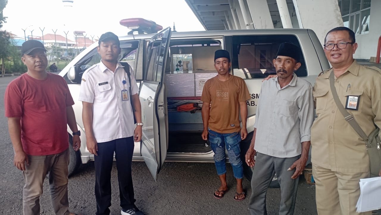 JEMPUT JENAZAH: Petugas Dinas Ketenagakerjaan Situbondo mengevakuasi jenazah di Juanda Surabaya, Rabu lalu (30/4).