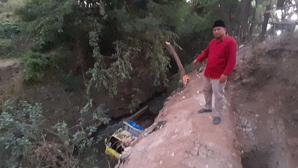 MASUK JURANG: Kepala Desa Kotakan H. Syaiful Iman menunjukan truk di sungai pintu satu, Desa Kotakan, Kecamatan/Kota Situbondo, Kamis (1/5).