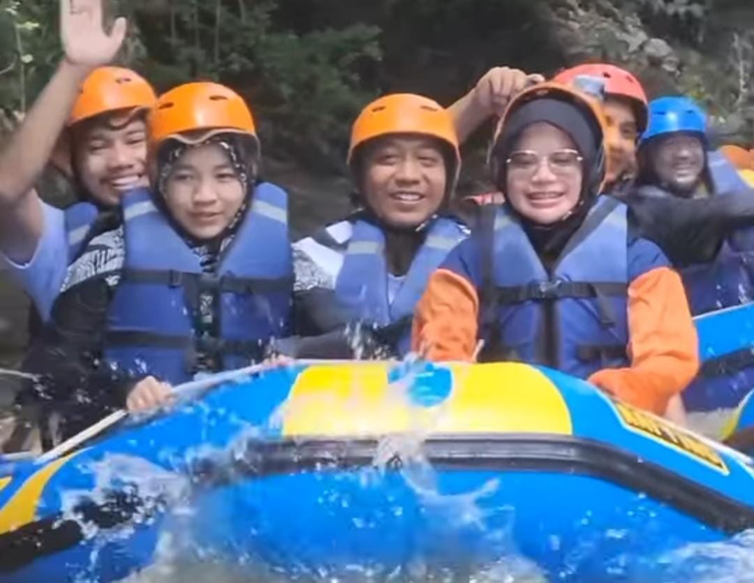 Istri Bupati Situbondo saat menjajal Rafting di Samir/ ig @mbak.unaaa