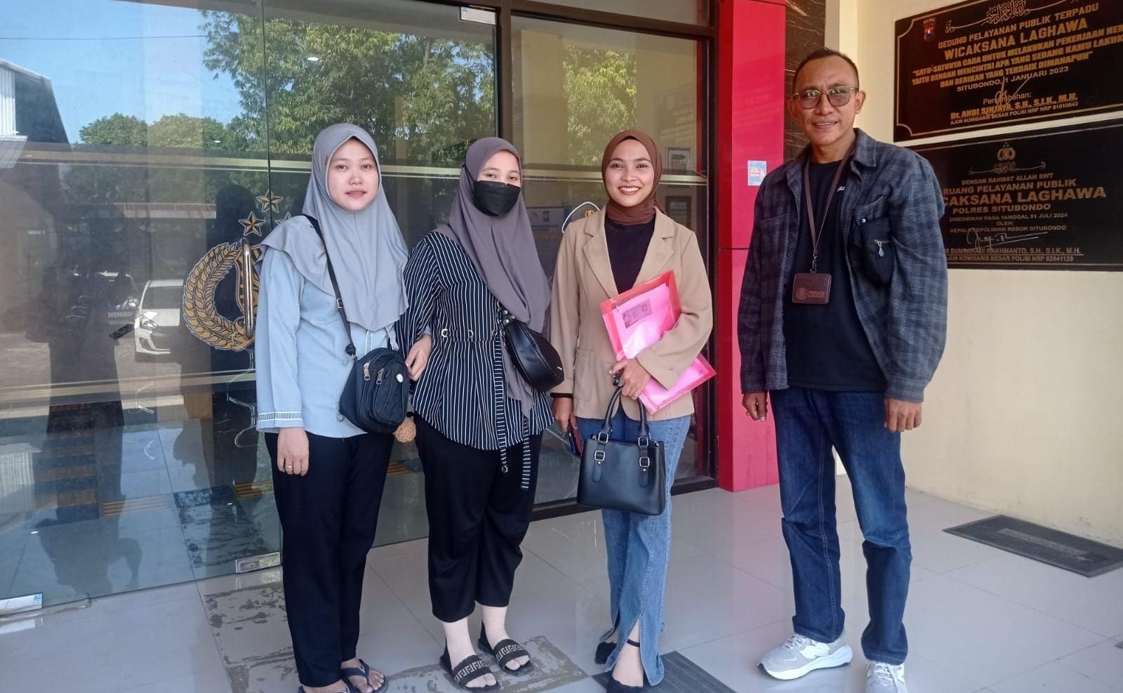 Humaidi/Radar Situbondo  CARI KEADILAN: LO, 23, (dua dari kiri) korban pelecehan seksual, didampingi kuasa hukumnya laporan ke Mapolres Situbondo, Jumat (2/5).