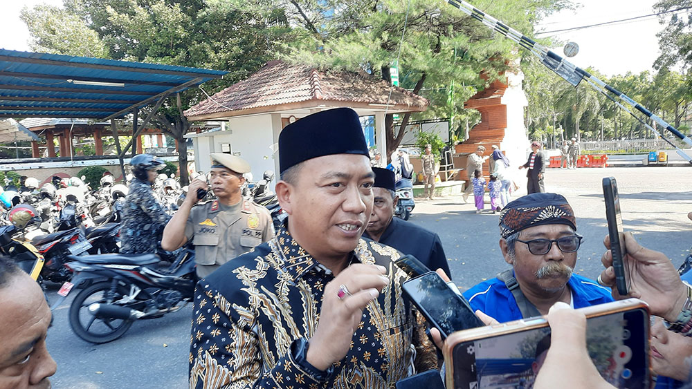 Bupati Situbondo Yusuf Rio Wahyu Prayogo di Alun-alun Situbondo, Jumat (2/5).