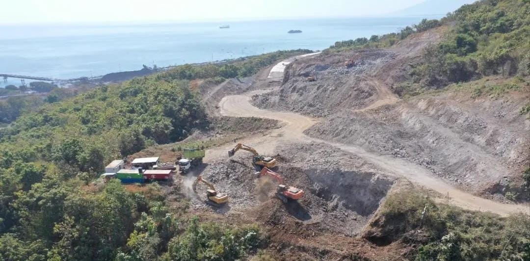 Proyek tol Probowangi di atas bukit/ ig @wika_probowangi3