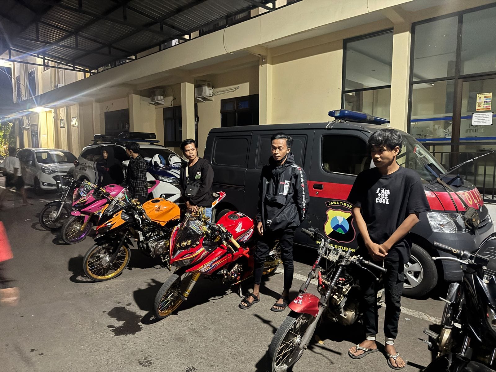 Motor dan remaja balap liar yang diamankan polisi/ doc Khoirul Rizal