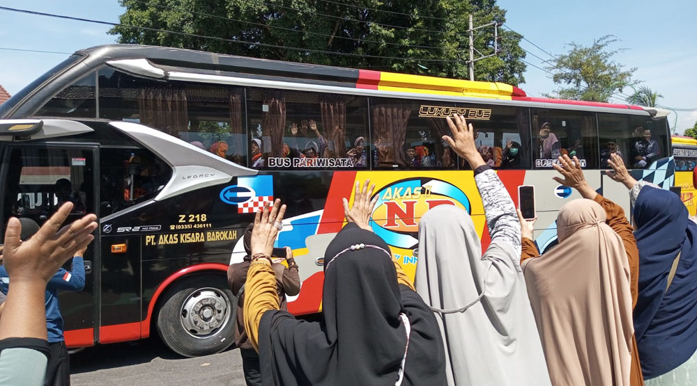Warga melepas keluarganya yang berangkat haji tahun 2024 lalu. (Dok. Radar Situbondo)