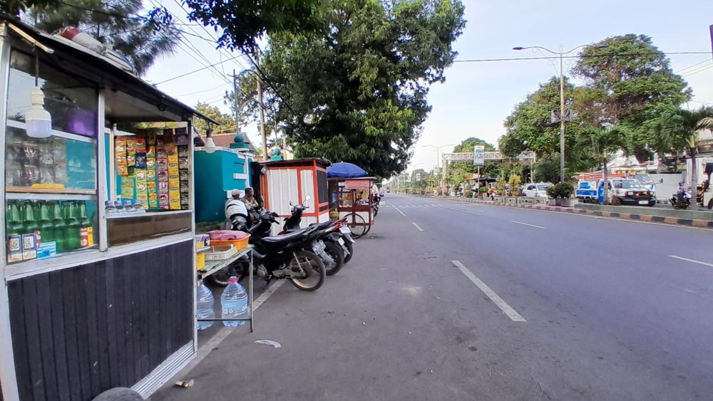 MERESAHKAN: Sejumlah Pedagang Kaki Lima (PKL) mangkal di pinggir jalan pantura, Kelurahan Mimbaan, Kecamatan Panji, Senin (5/5).