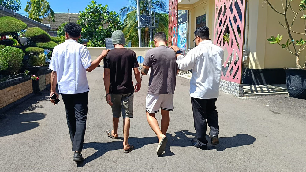 TAK BERKUTIK: Dua pengedar sabu digelandang ke sel Mapolres Situbondo, Selasa (6/5).