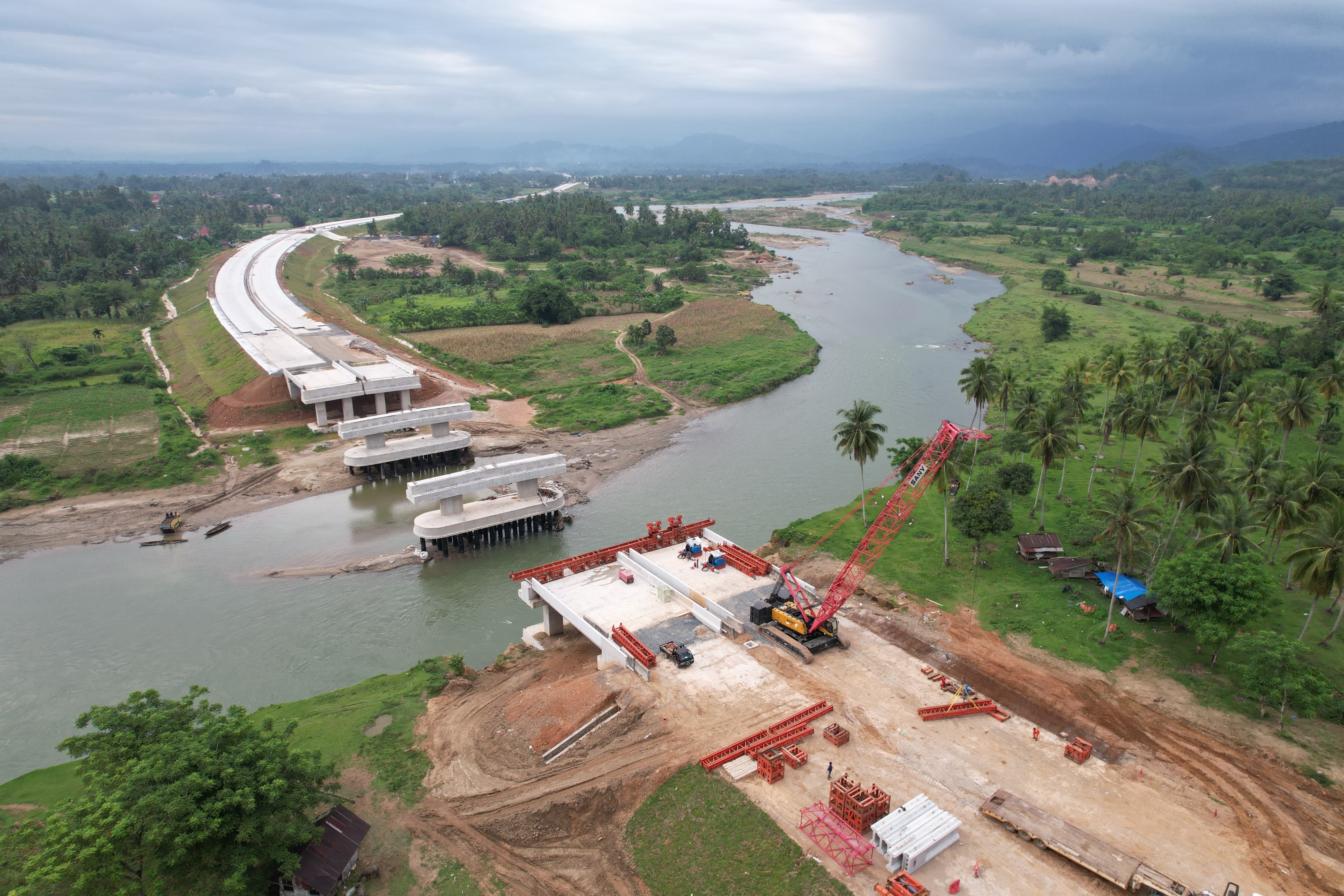 Pelaksanaan pembanguna jembatan di proyek jalan tol Padang -Sicincin di SUmatera Barat.