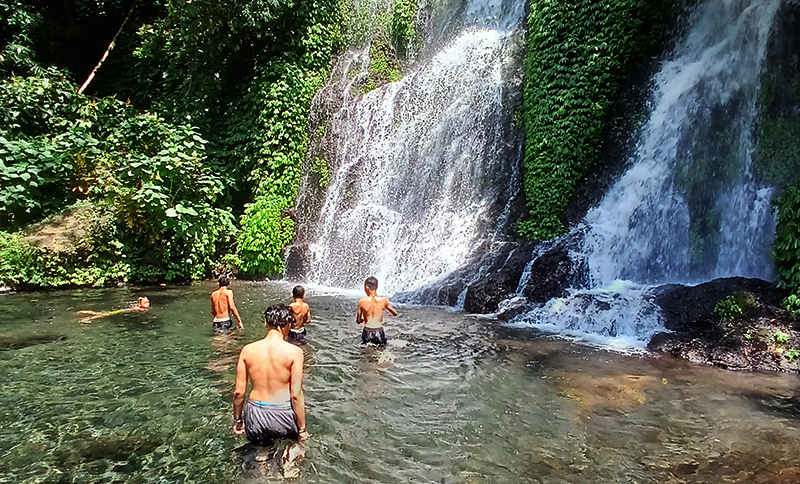 Air terjun Jagir atau air terjun kembar di Desa Kampunganyar, Kecamatan Glagah, Banyuwangi.