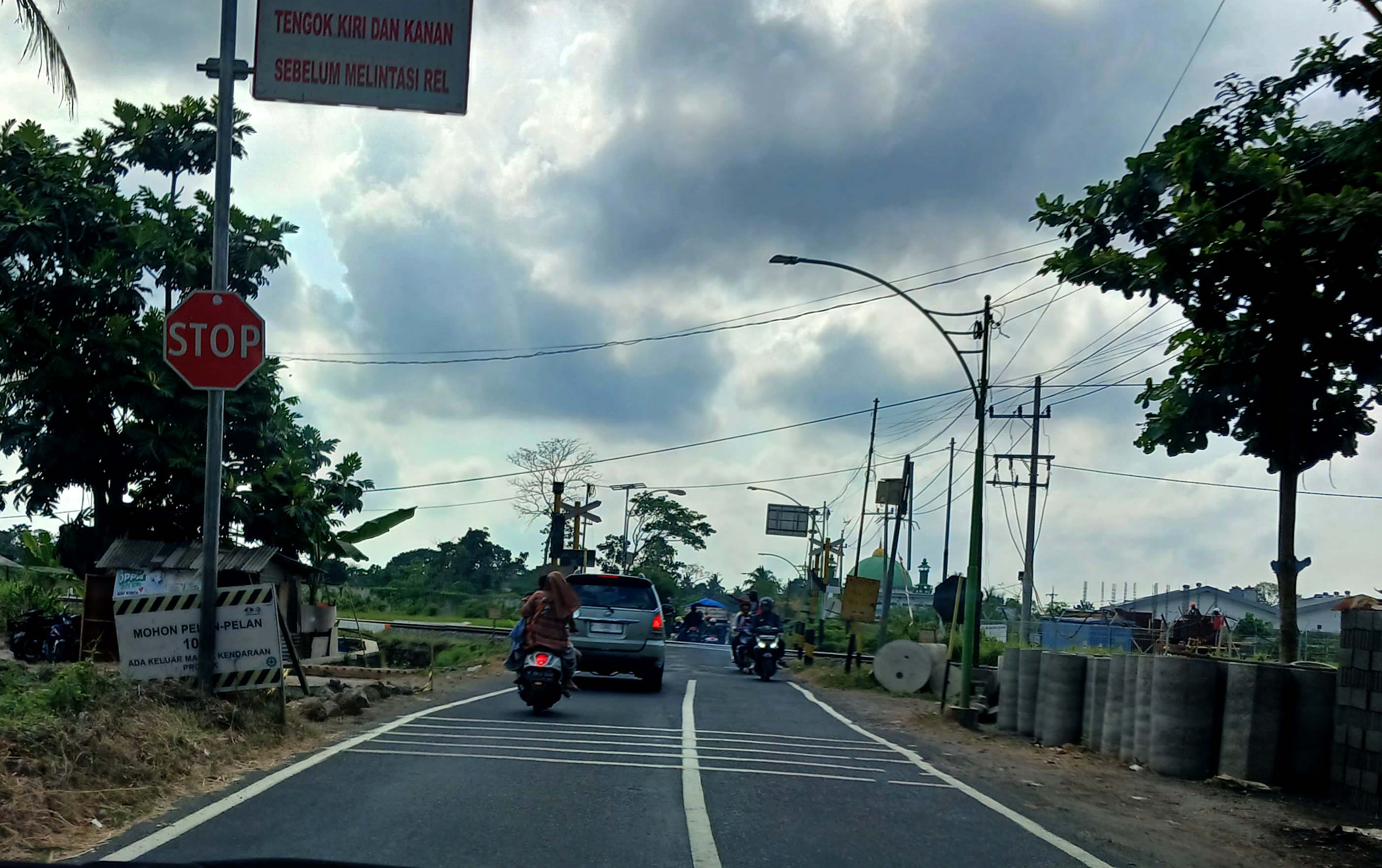 Perlintasan sebidang rel kereta api (KA) di Banyuwangi.