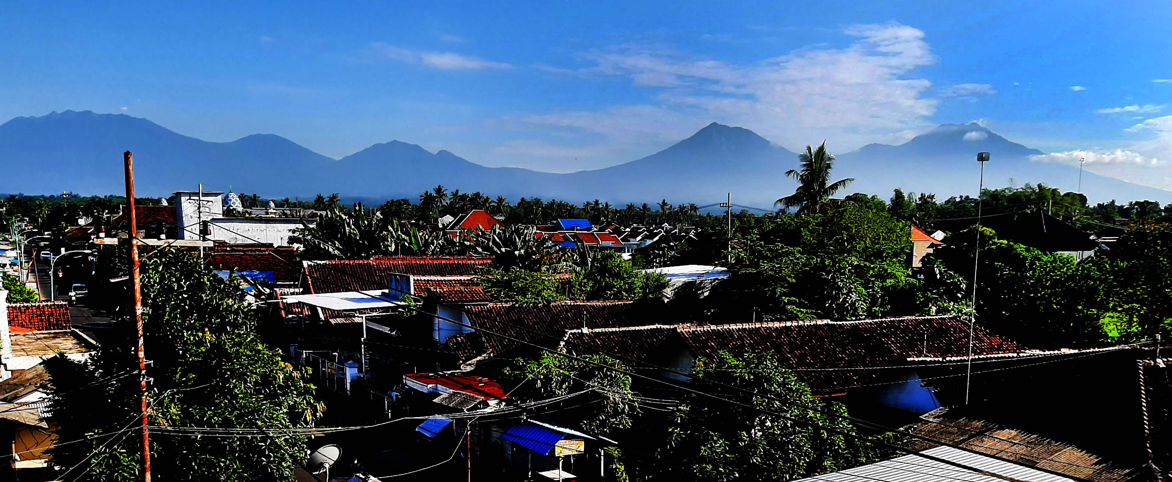 Deretan 5 gunung di sisi barat Banyuwangi mulai Gunung Raung, Gunung Suket, Gunung Ranti, dan Gunung Merapi Ungup-Ungup yang punggungnya terdapat Kawah Ijen.