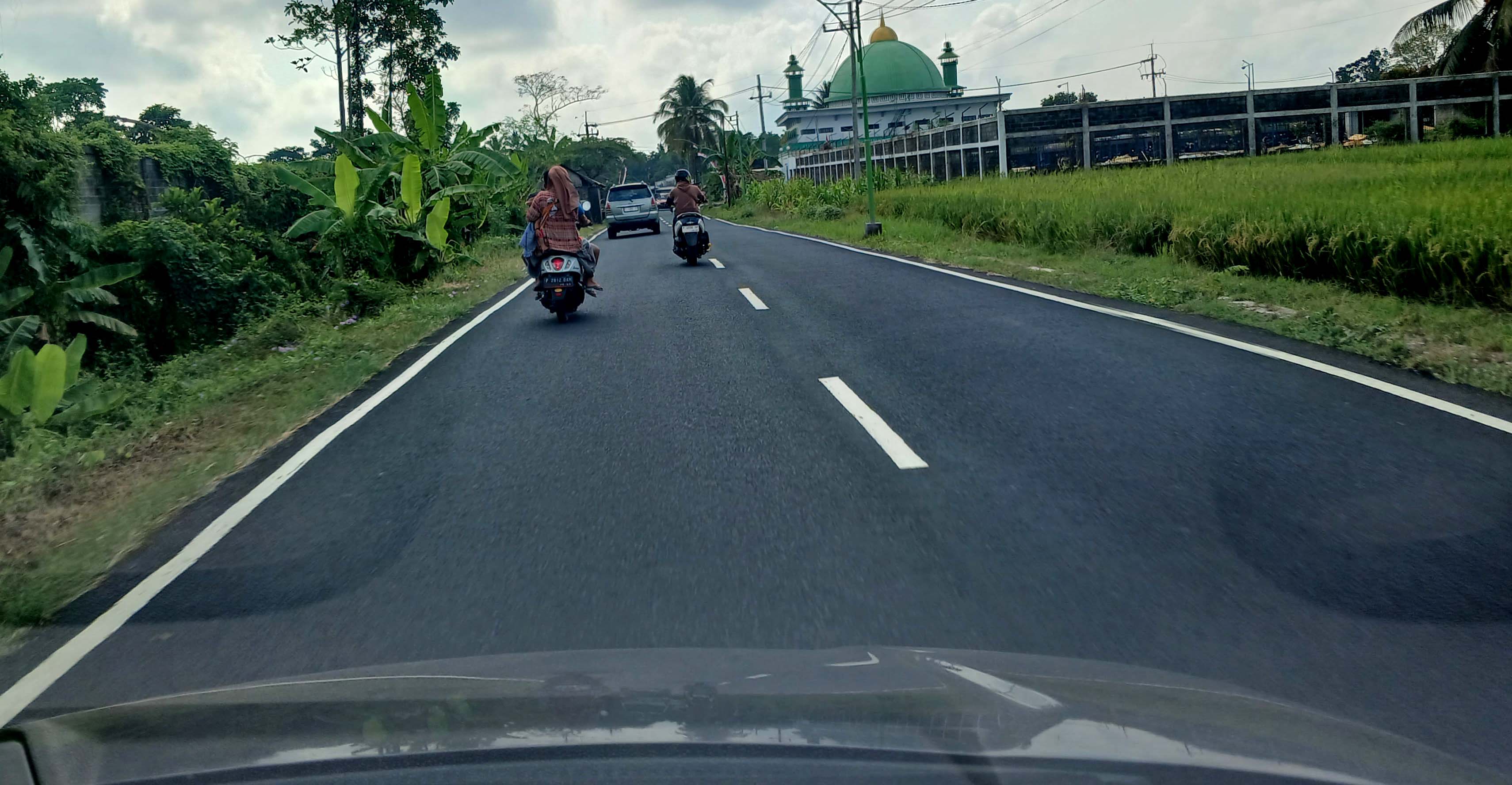 Aspal hotmix jalan raya Lingkar Barat Rogojampi di Desa Labanasem, Kecamatan Kabat, Banyuwangi.