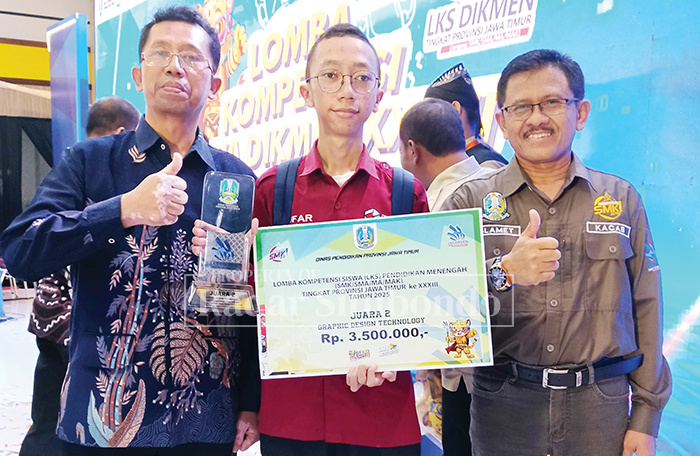 PRESTASI : Kepala SMKN 1 Panji, Paimin, M.Pd bersama Kacabdin Wilayah Bondowoso, Slamet Riyadi, M.Pd mendampingi siswa peraih juara 2  Graphic Design Technology lomba LKS tingkat Jawa Timur 2025.