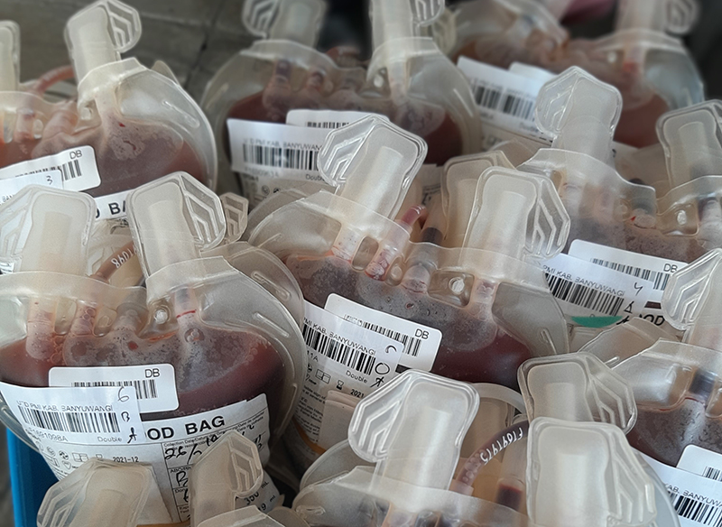 Tumpukan ampul berisi darah hasil kegiatan donor oleh Palang Merah  Indonesia.