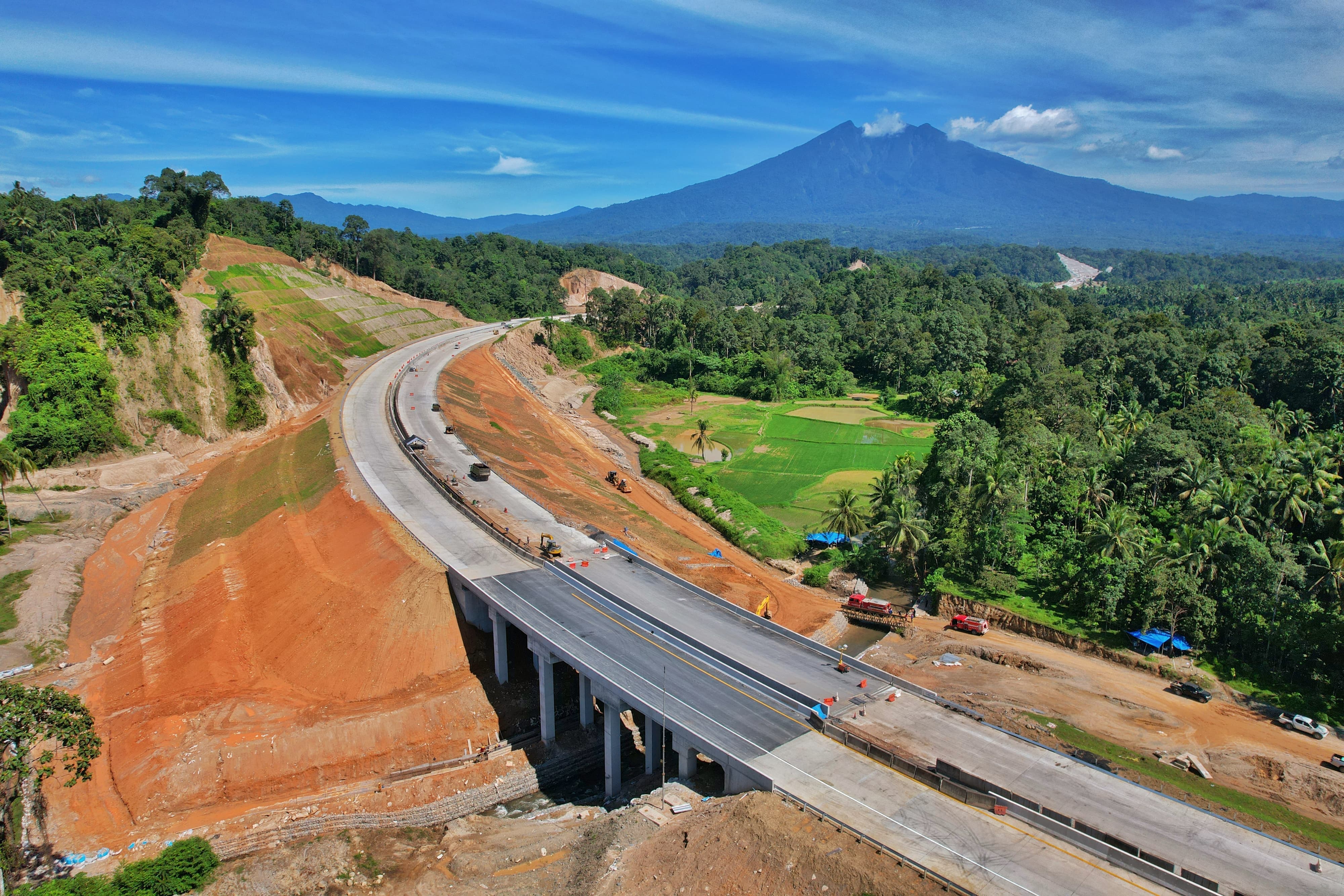 Pemandangan gunung, sawah, dan hutan, di ruas Jalan Tol Padang, Trans Sumatera.