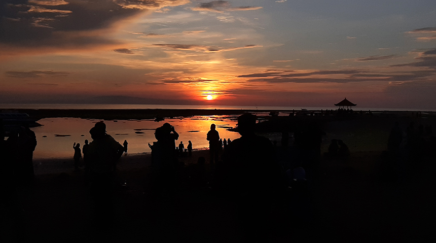 Suasan sunset di Pantai Sanur, Bali.
