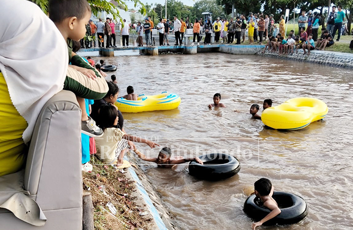 BAHAGIA: Sejumlah anak bermain di sungai Burnik City,  Kelurahan Dawuhan, dalam momen kerjabakti warga, Kamis lalu (15/5).