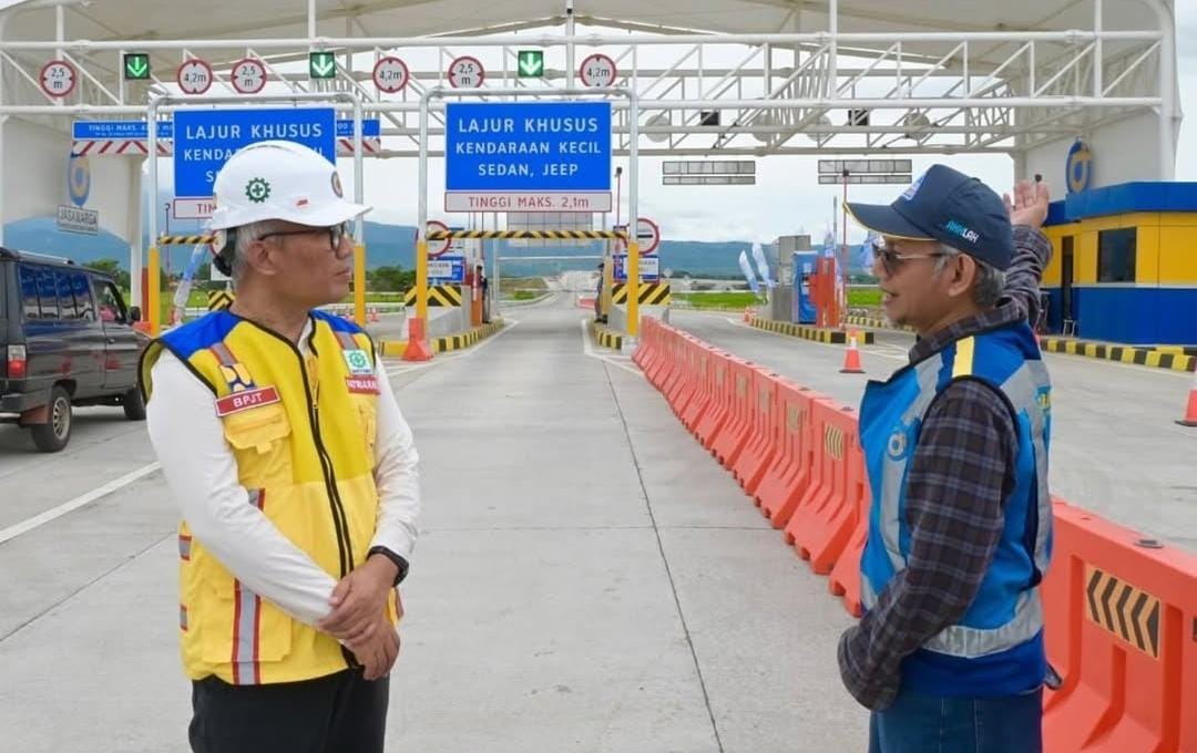 Petugas di Gerbang tol Probowangi/ ig resmi @pupr_bpjt