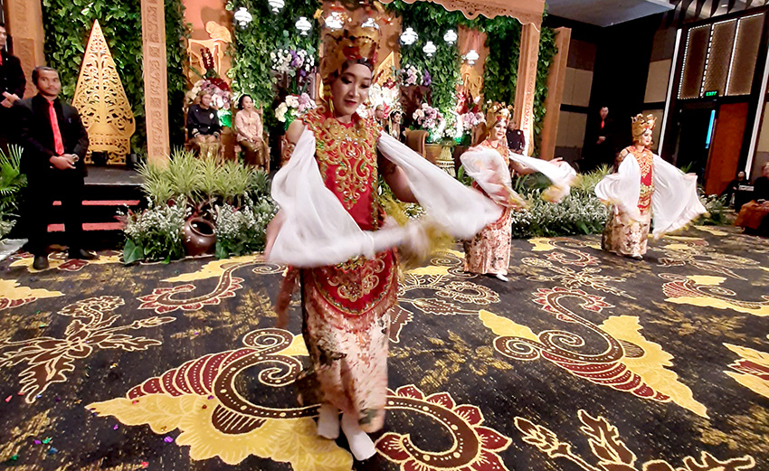 Penari gandrung tampil di sebuah hotel di Banyuwangi.