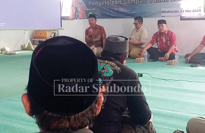 MENYAPA : Anggota Komis D DPRD Provinsi Jatim dari Fraksi PKB, Ir. H. Yoyok Mulyadi, M.Si, memberi sambutan dan arahan kepada peserta Bimtek Pengelolaan Sampah di aula MI Ibrahimy Ponpes Walisongo.