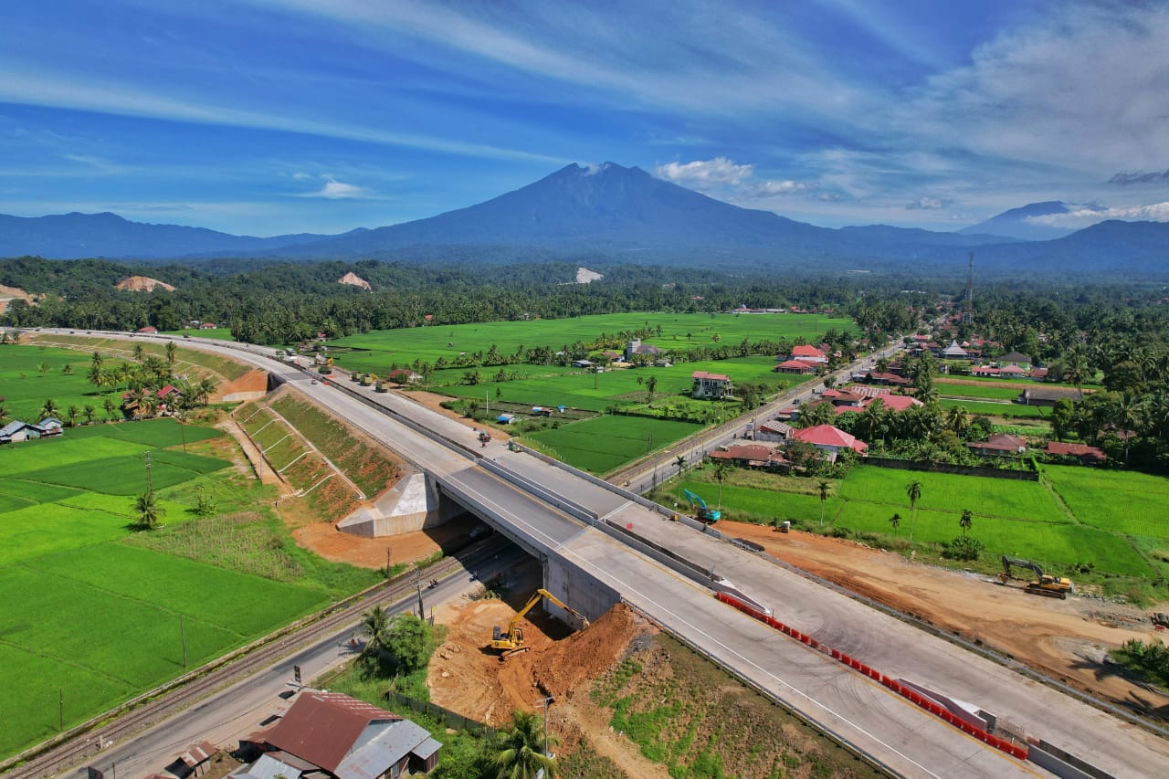 Jalan tol Padang yang menghubungka ke wilayah Sicincin di Sumatera Barat.