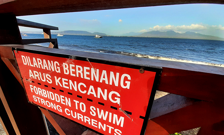 View Selat Bali dilihat dari Pantai Ketapang Indah Kelurahan Bulusan Kecamatan Kalipuro, Banyuwangi.