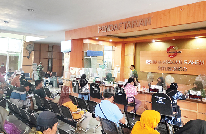 PELAYANAN : Sejumlah petugas RSUD dr. Abdoer Rahem (RSAR) Situbondo  lagi sibuk melayani pendaftaran pasien.