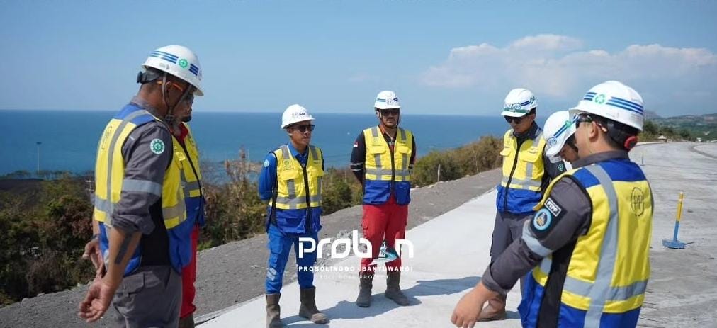Tim proyek tol Probowangi di atas perbukitan Paiton/ ig @pp_probowangi3