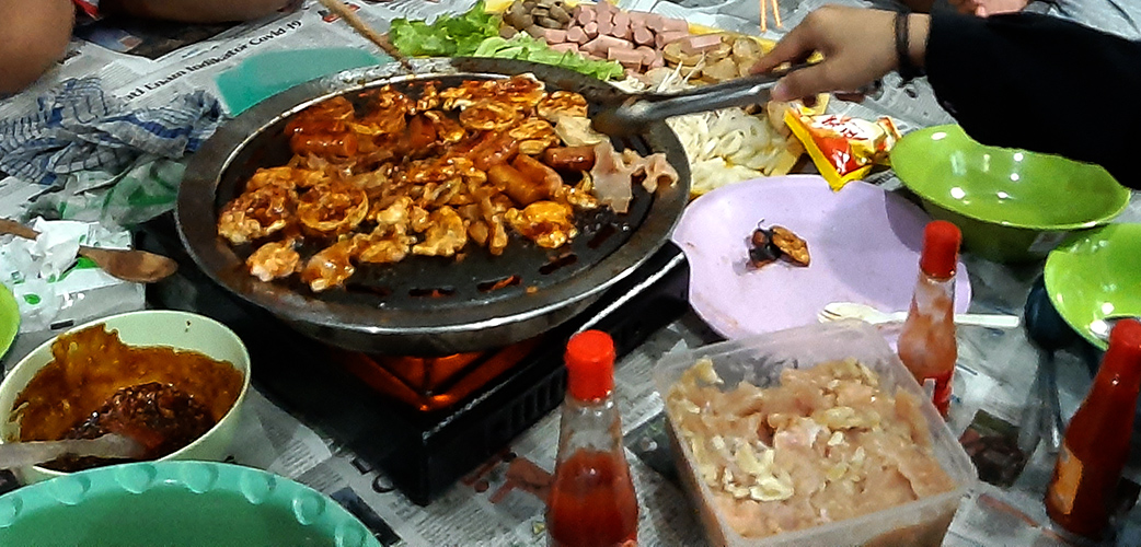 Aneka menu grill lengkap dengan saus dan bumbu.