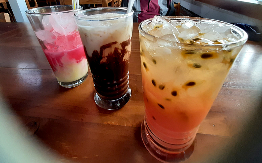 Menu meniman dingan dari kiri Soda Gembira, Es Coklat Vanila, dan Es Markisa.