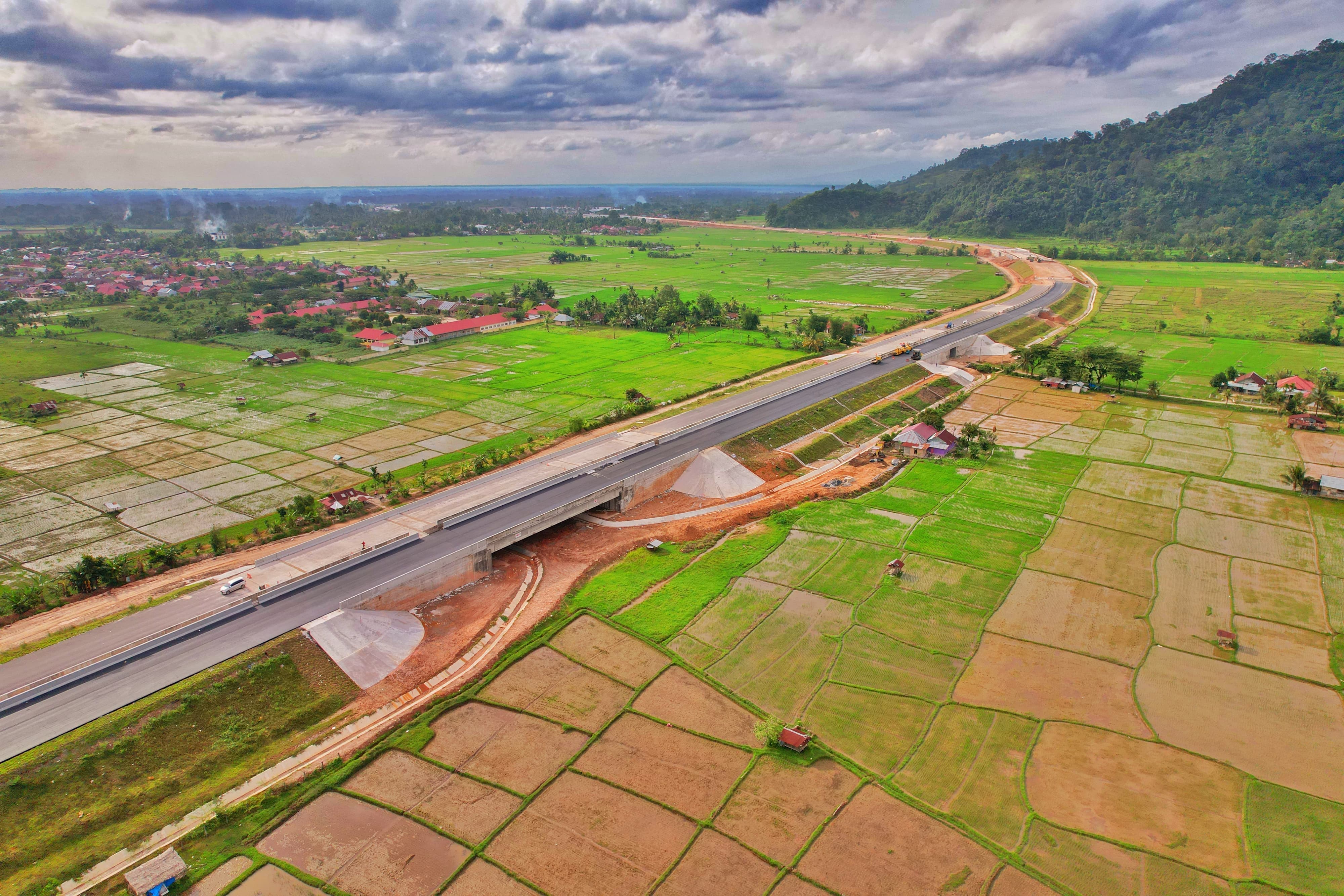 Pemandangan sawah dan gunung di Jalan Tol Padang -Sicinci9n, Sumatera Barat.