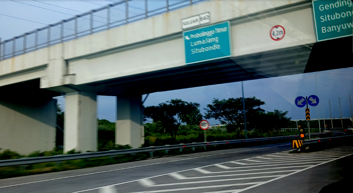 Jalan tol di wilayah Gending, Kabupaten Probolinggo, Jawa Timur.