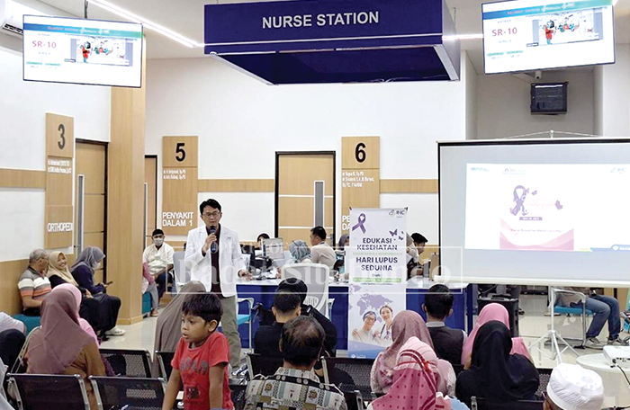 EDUKASI: Dr. Syahroni Yudistian A., M, Biomed, Sp.PD, Dokter Spesialis Penyakit Dalam memberikan penjelasan kepada pengunjung IHC RS Elizabeth, belum lama ini.