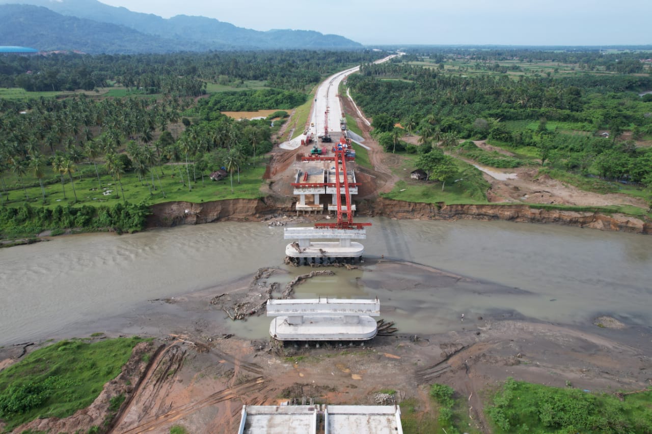 Jembatan pada proyek jalan tol Padang-Sicinicin di  Sumatera Barat.