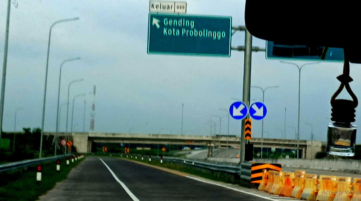 Penunjuk arah gate Gending jalan tol Probowangi di Probolinggo, Jawa Timur