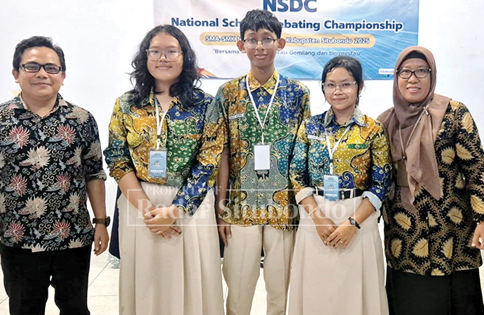 BANGGA : Siswa-siswi SMA Negeri 1 Situbondo berhasil meraih juara dalam lomba debat bahasa Indonesia (LDBI) dan bahasa Inggris tingkat Kabupaten sebagai pembicara terbaik 1 dan 2 baru-baru ini.