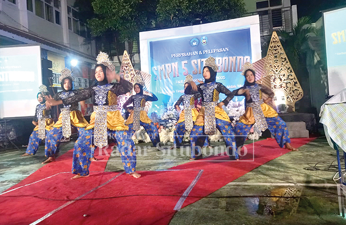 DISAMBUT MERIAH : Salah satu kelompok tari siswi SMPN 5 Situbondo menghibur para tamu undangan yang hadir pada acara perpisahan dan pelepasan siswa kelas IX, Sabtu malam (31/5).