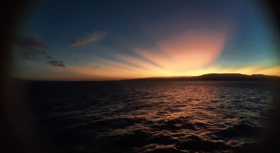 Matahari terbit di Selat Bali dipotret dari Pelabuhan Ketapang, Banyuwangi.