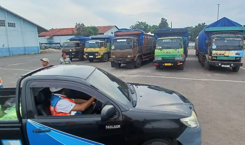Truk yang akan menuju Pulau Lombok menunggu di area Pelabuhan Tanjung Wangi   Banyuwangi.
