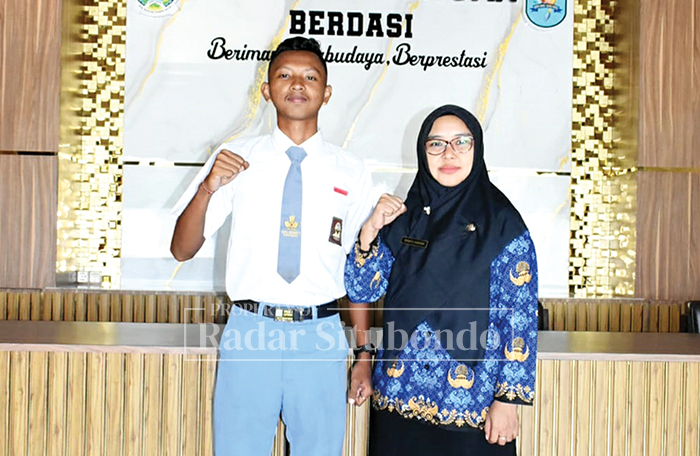 BANGGA : Rendy Triyas Fatikhur Rizziq, siswa kelas XI, berpose bersama Kepala Sekolah, Nikmatil Hasanah, M.Pd, setelah dinyatakan Lolos Seleksi Persija Talent 2025.