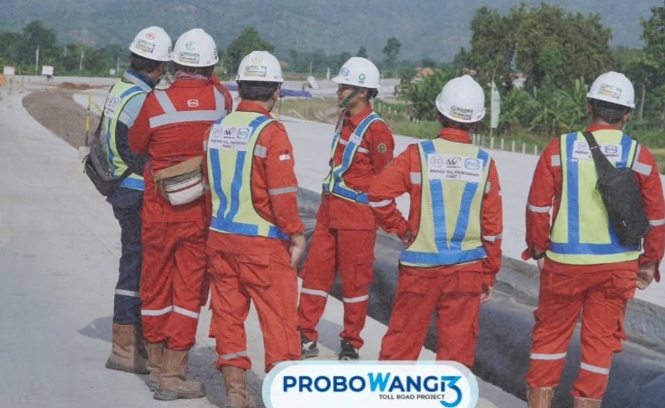 Petugas saat meninjua tol Probowangi/ ig @wika_probowangi3