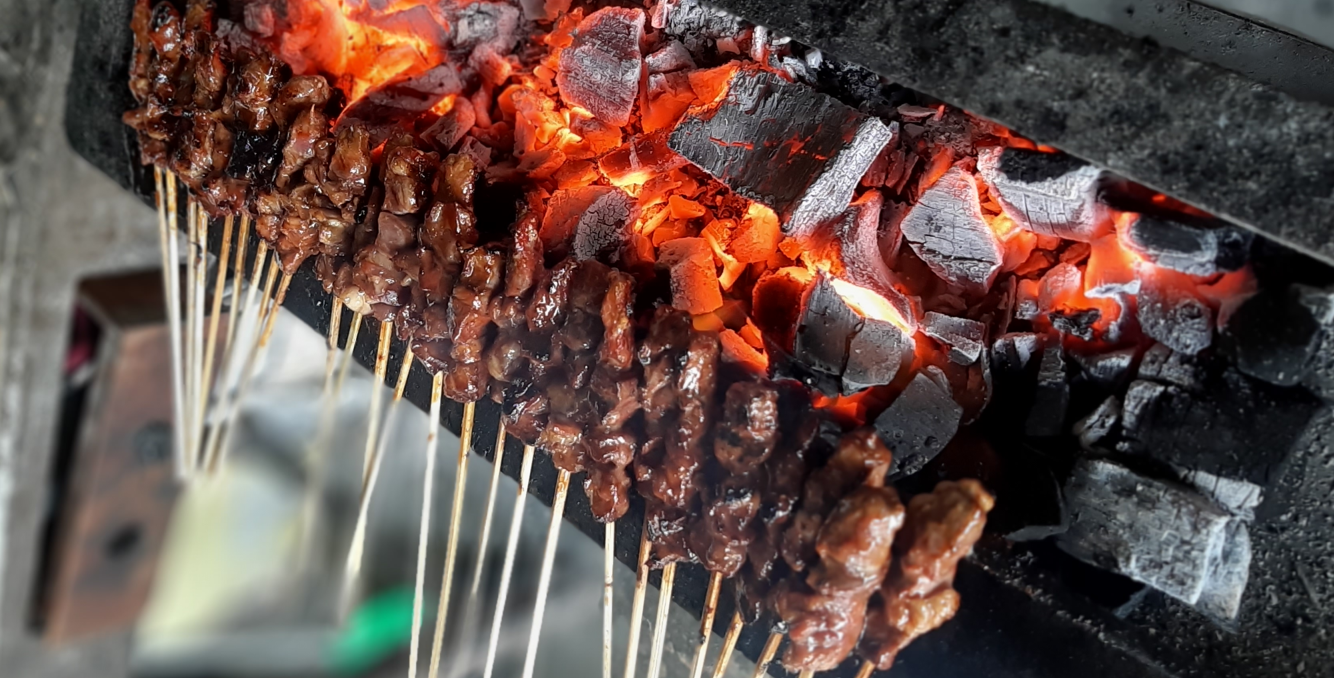 Sate kambing yang dibakar arang di Kecamatan Bangorejo, Banyuwangi
