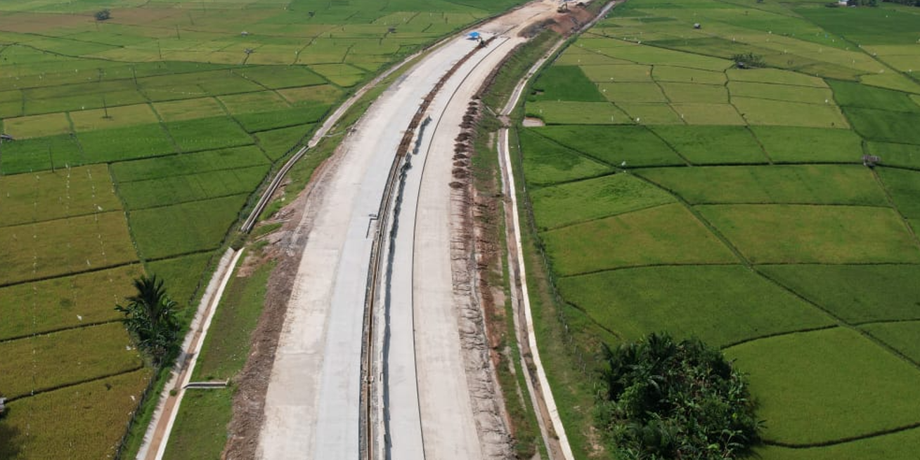 Pembangunan jalan tol yang berbasis beton cor pada area persawahan yang punya banyak kandungan lumpur.