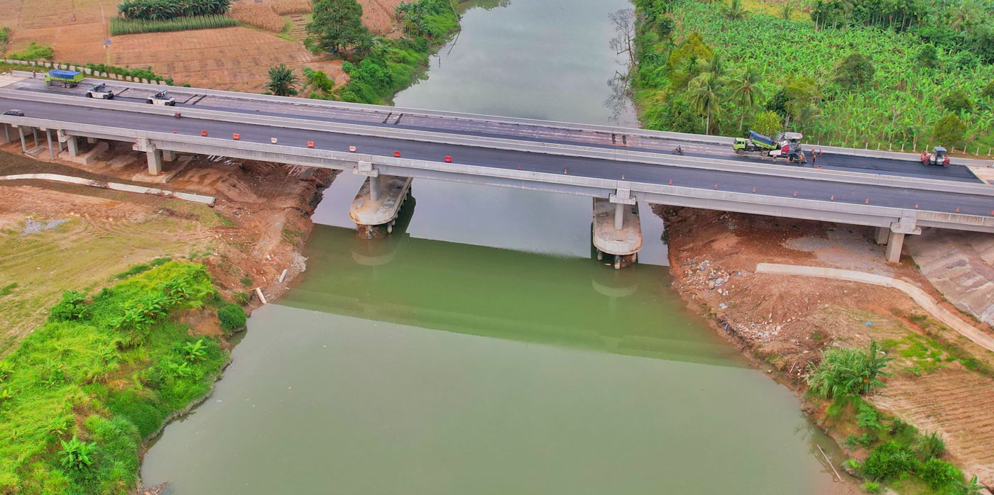Fondasi jembatan jalan tol dengan penopang balok dan beberapa kolom silinder yang menembus ke dasar sungai.